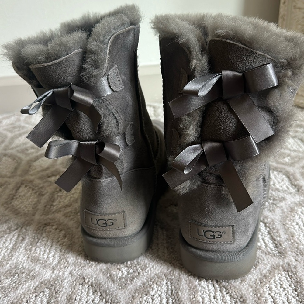 Used women’s bow Uggs size 8. See photos for condition.